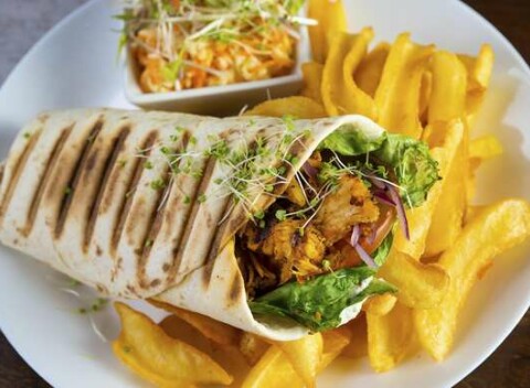 Kurací gyros v placke s hranolkami vo Farmárskom grile na Klariskej.