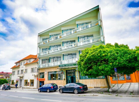 Pobyt priamo v centre Luhačovíc: Hotel Krystal *** s raňajkami/polpenziou a zľavou na masáže aj plaváreň.