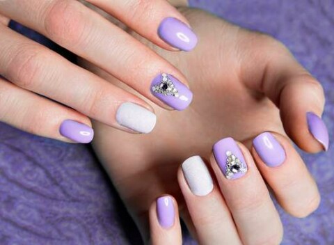 Gélové nechty, japonská manikúra alebo spevnenie prírodných nechtov gélom.