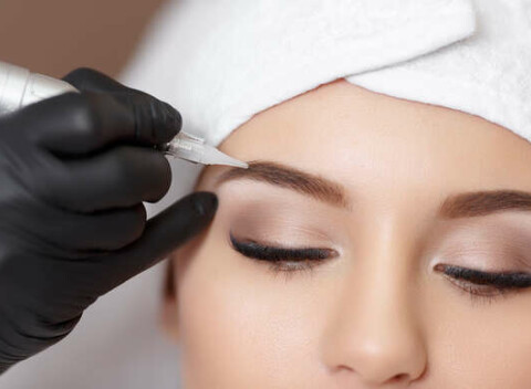 Permanentný make-up liniek, pier alebo obočia (3D microblading).