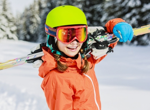 Hor sa na lyže! Zapožičanie lyžiarskej výstroje na 12 dní pre deti od 7 do 25 rokov.