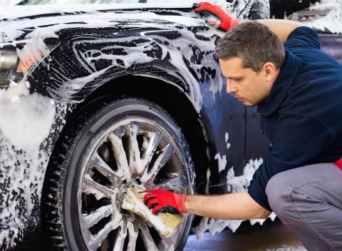 Ručné umytie interiéru alebo exteriéru vášho auta v bratislavskom servise Autoteam Piraňa.