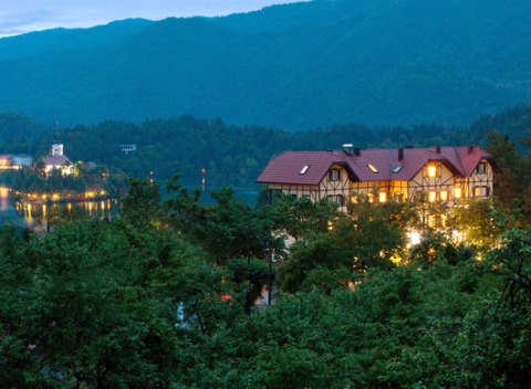 Jedinečný hotel Triglav**** pri slovinskom jazere Bled s neobmedzeným wellness a raňajkami.