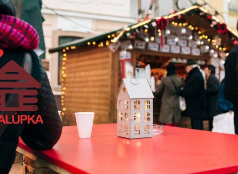 Výborný punč a skvelú vianočnú klobásu si môžete vychutnať v Chalúpke na vianočných trhoch.