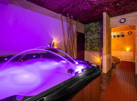 Až 120 minút v privátnom wellness v romantickej atmosfére so sviečkami a sektom v PREMIUM**** business hoteli Bratislava.