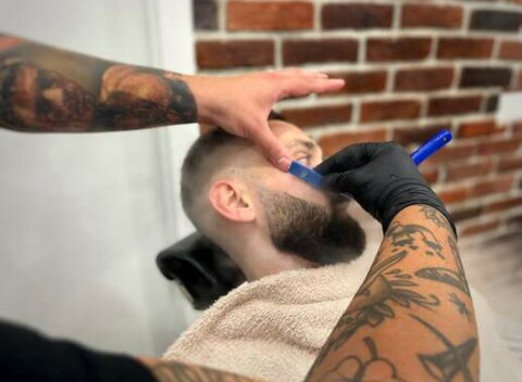 Strih alebo úprava brady v tradičnom men s only holičstve The Barber family.