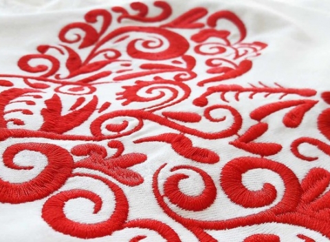 Vyšívané tričká, uteráky či ruksaky – kúsok folklóru, ktorý vám nesmie chýbať.