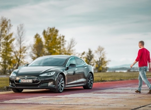 Najnadupanejší darček pre mužov: jazda na elektromobile Tesla Model S P85+.