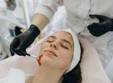 Neinvazívny lifting tváre, rádiofrekvencia a retinolový peeling v štúdiu krásy Nymfa.