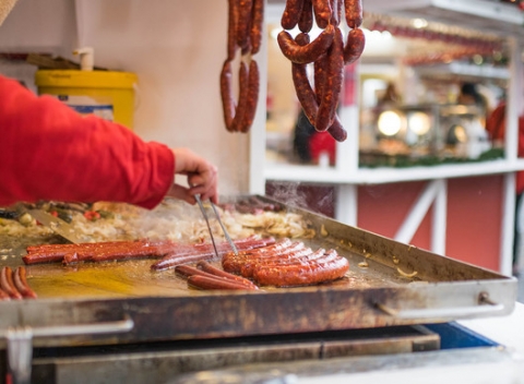 Najlepšie dobroty na vianočných trhoch  – cigánska, pečená klobáska, varené vínko alebo punč.