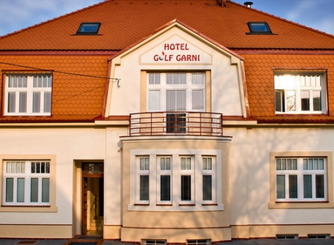 Designový Hotel Golf Garni*** v Mikulove s raňajkami, saunou i možnosťou degustačného menu.