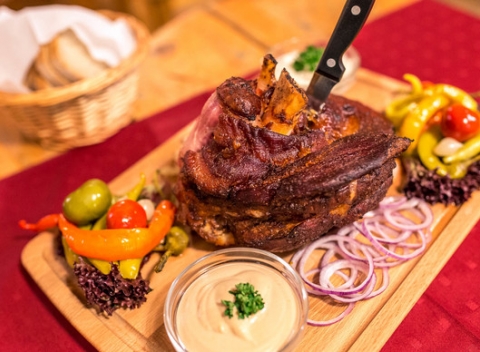 Zahryznite sa do nefalšovaného kusu kvalitného mäsa. Pečené bavorské údené koleno v Pension Barca.