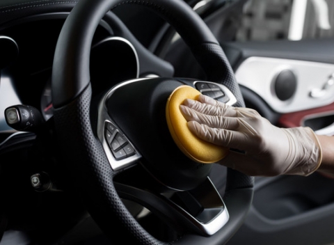 Exteriérové a interiérové ručné umytie vozidla s tepovaním sedadiel, na výber zo 4 balíčkov.