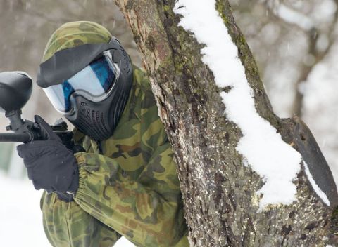 Zimný paintball s posedením pri ohnisku a občerstvením v ActionPark - dve hodiny skvelej zábavy.