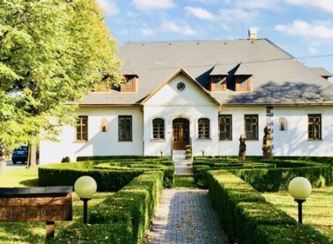 Renesančný kaštieľ Sv. Florian Vendelin v obci Benice vás pozýva prežiť romantický víkend.