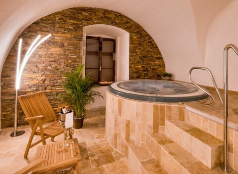 Pobyt pri Luhačoviciach: Zámek Wichterle – Hotel a pivní lázně s raňajkami a vstupom do wellness.