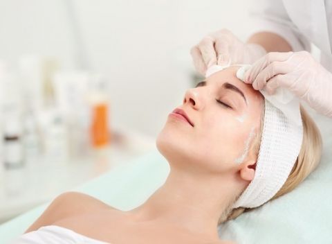 Masáž tváre prístrojom s kyselinou hyalurónovou alebo lifting pleti v Košiciach.