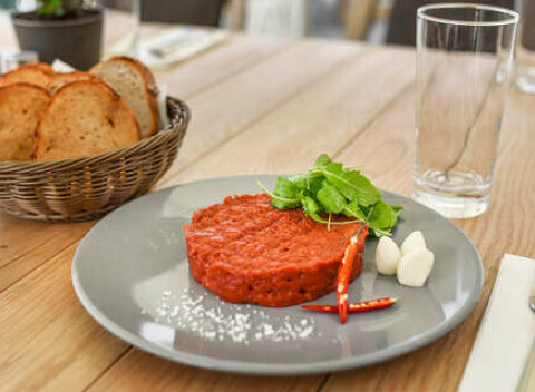 Tatársky biftek z pravej hovädzej sviečkovej v TOP Restaurant Parlament.