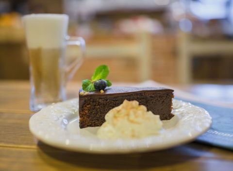 Vychutnajte si domáci koláč s voňavou kávou či horúcim čajom v Raňajkárni Rozprávka.