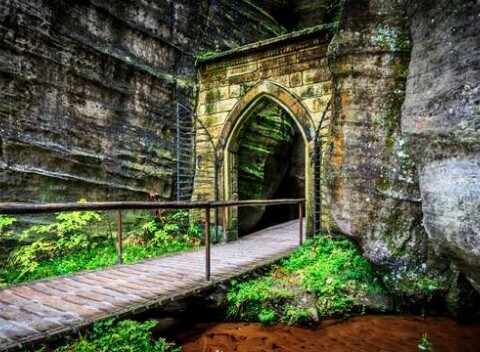 Rodinná dovolenka v dychberúcom Adršpachu v chatovom areáli Zděřina s polpenziou a aktivitami pre deti i dospelých.
