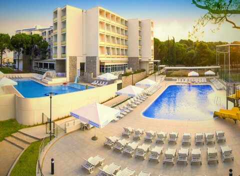 Biograd na Moru len 800 m od pláže v Hoteli Adria *** s polpenziou či all inclusive a bazénmi