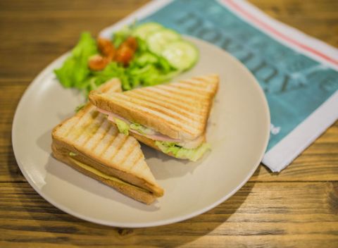 Naštartujte deň praženicou alebo toastom a voňavým čajom či kávou v Raňajkárni Rozprávka.