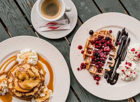 Belgické wafle s ovocím a šľahačkou alebo lievance s jablkami a slaným karamelom a nápojom