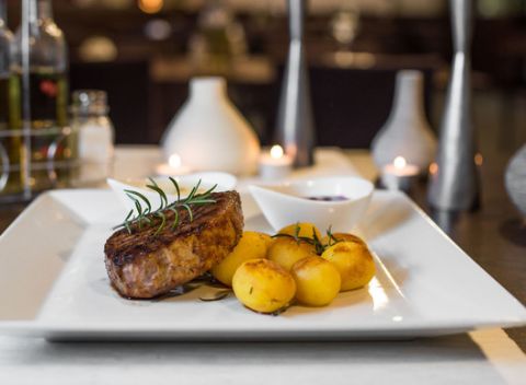 Americký iron steak, slovenské opekané zemiačky na rozmaríne a taliansky dezert panna cotta.