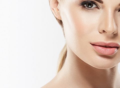 Diamantová mikrodermabrázia alebo ošetrenie kyselinou hyaluronovou či kolagénom.