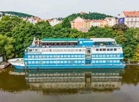Centrum Prahy: Netradičný pobyt priamo na Vltave v kajute Botelu Vodník *** s raňajkami