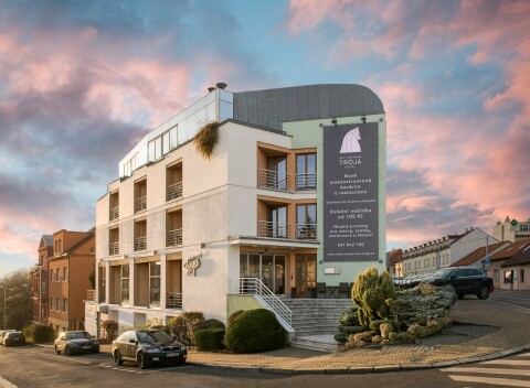 Praha blízko zastávky metra a len 15 minút od zoo v Hoteli Troja **** s welcome drinkom a raňajkami