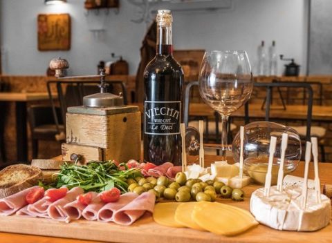 Vína plné chuti na váš stôl... Fľaša vínečka s mäsovo-syrovou doštičkou pre 2 osoby.