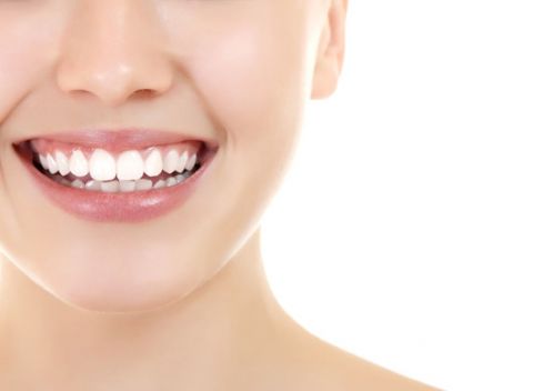 Žiarivý úsmev vďaka dentálnej hygiene alebo bieleniu zubov v NatureDENT.