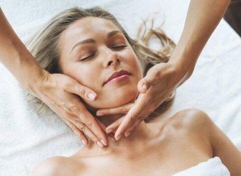 Voňavé vianočné de luxe ošetrenia pleti s masážou pre mladú aknóznu alebo zrelú pleť