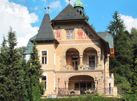 Boutique Hotel Vládní Vila priamo v centre Luhačovíc s polpenziou, darčekom a vstupom do aquacentra.