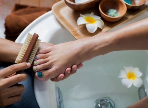 Luxus pre vaše nôžky! Mokrá pedikúra alebo francúzska pedikúra gellak alebo shellak.