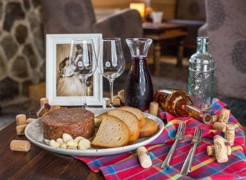 Fantastický 300-gramový hovädzí tatarák a džbánik vína pre 2 osoby v Svätom Jure.