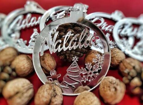 Personalizovaná drevená alebo akrylová vianočná ozdoba s menom podľa výberu