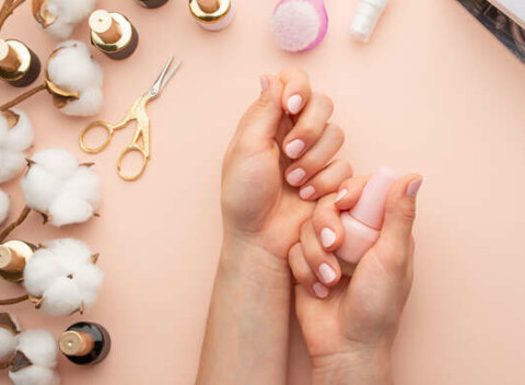 Gélové nechty s možnosťou francúzskej manikúry alebo klasická pedikúra