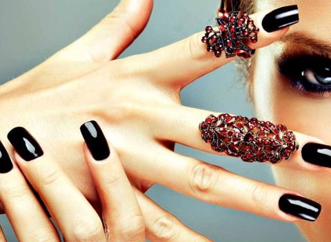 Suchá alebo mokrá manikúra, kvalitné gélové nechty a gélový lak v Femme Fatale Studio.