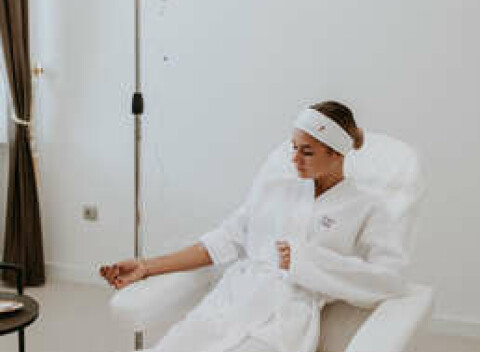 Infúzna terapia vitamínom C a vitamínom B6 v Evia Clinic: ľuďom v stave oxidačného stresu