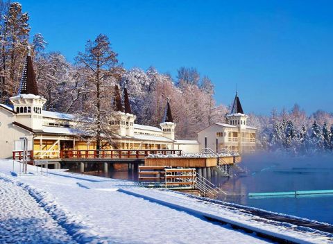 Termálne jazero Hévíz v komfortnom apartmáne s neobmedzeným vstupom do sáun aj s raňajkami.