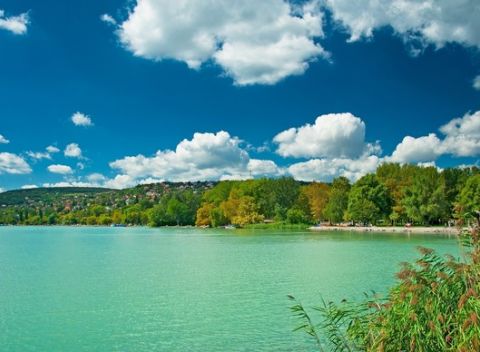 Apartmány na brehu Balatonu s vlastnou plážou a neobmedzeným wellness.