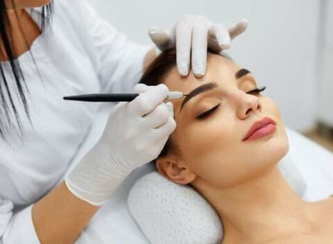 Permanentný make-up obočia alebo očných liniek v salóne Darijana: Bezbolestné techniky