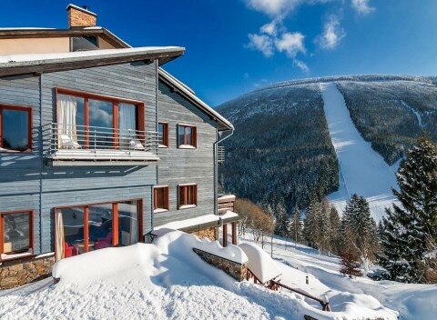 Krkonoše: Špindlerův Mlýn blízko zjazdoviek v Hoteli Adam **** s bazénom a raňajkami/polpenziou