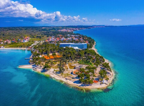 First minute Chorvátsko hneď pri pláži v Hoteli Pinija **** s 2 bazénmi, wellness + polpenzia