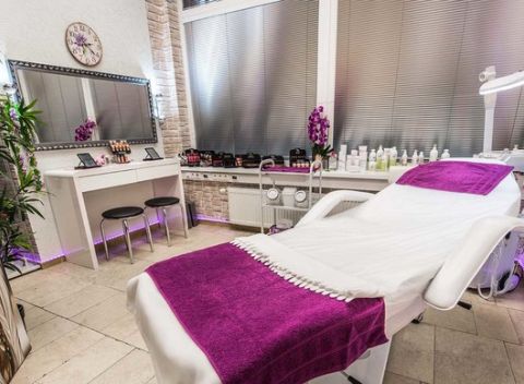 Ošetrenie pleti mikrodermabráziou, kyselinou hyaluronovou alebo anti-age ošetrenie.