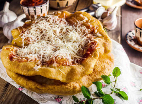 Dva langoše s oblohou podľa vášho výberu z pravého food trucku Pepek Gurmán