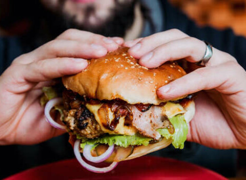 Gurmánsky burger s hranolkami - pohladenie chuťových pohárikov z pravého food trucku