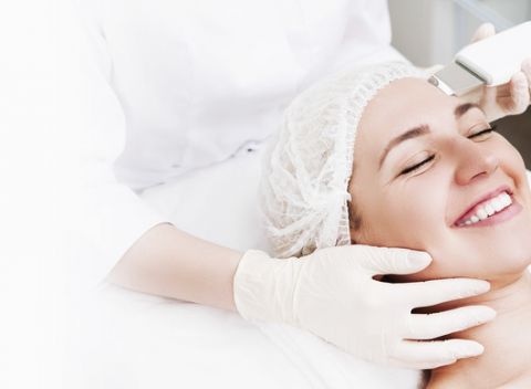 Hĺbkové čistenie pleti – mikrodermabrázia, ultrazvuk alebo kolagénová terapia.